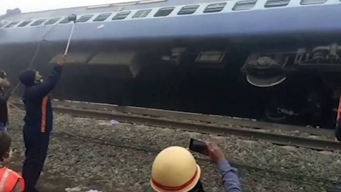 News video: Eisenbahnwagen in Indien entgleist - Mindestens neun Tote