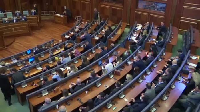 Video: Streit um serbische Wahllokale im Kosovo: Parlament bestätigt Verbot