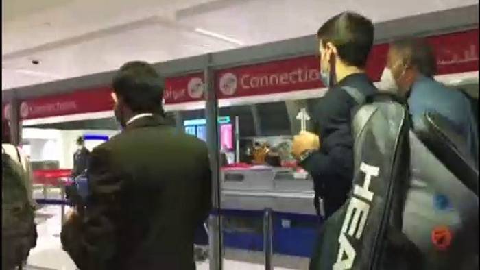 Video: Abgeschirmt und mit leichtem Gepäck: Djokovic nach erzwungener Ausreise in Dubai gelandet