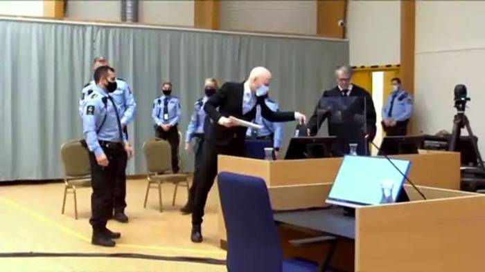 Video: Norwegischer Massenmörder Breivik nutzt Gerichtssaal für rassistische Propaganda