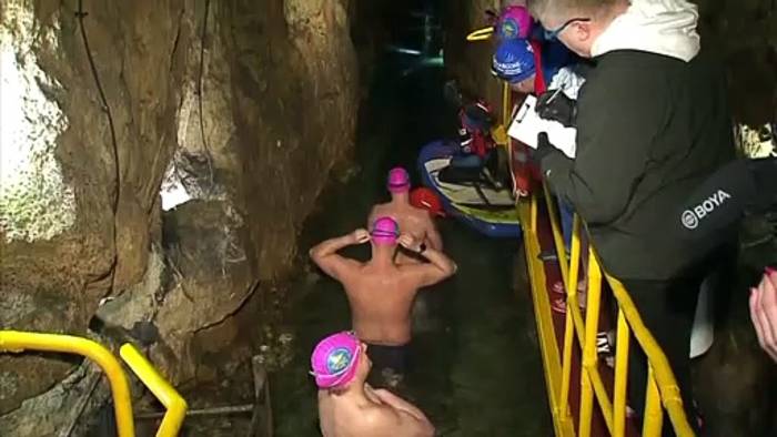 Video: Polen veranstaltet erste unterirdische Schwimmstaffel im Bergbaustollen