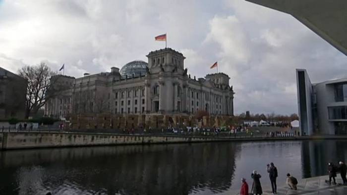 Video: “Agrarwende jetzt” aus Stroh vor dem Bundestag
