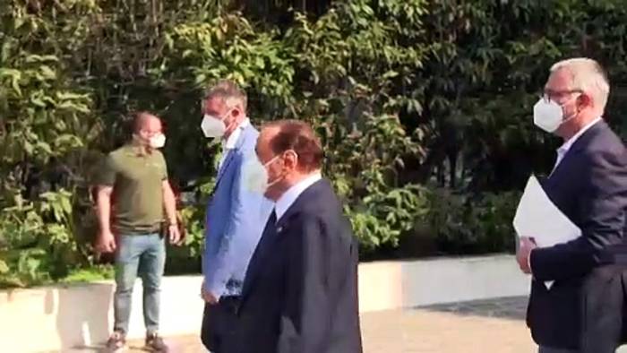 Video: Am 1. Wahltag: Berlusconi (85) im Krankenhaus in Mailand