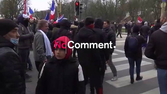 Video: Bei Brüsseler Protesten: Heftige Attacke auf Kamera-Team