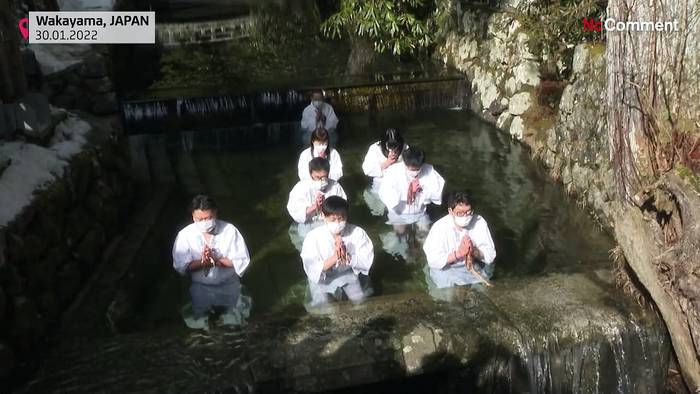 Video: Buddhistisches Reinigungsritual in Japan: Priester beten im eisigen Fluss
