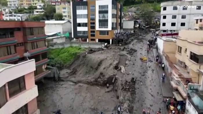Video: Zahlreiche Tote und zerstörte Häuser - Suche nach Überlebenden des Erdrutsches in Ecuador
