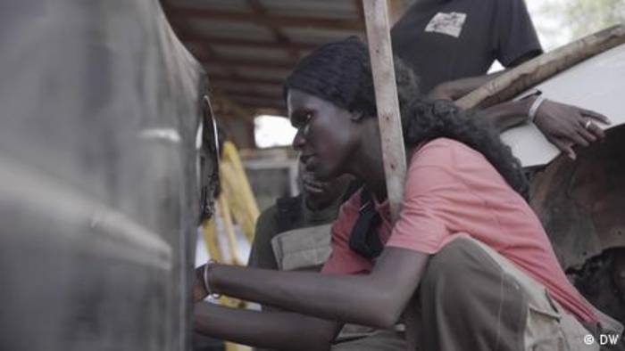 Video: Frauenpower in Gambias Garagen