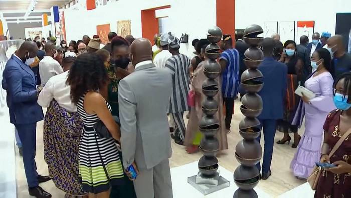 Video: Von Frankreich zurückgegeben: Benin stellt ehemalige Raubkunst aus