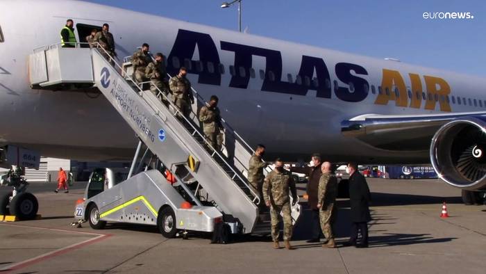 Video: Söder begrüßt 200 US-Soldaten am Flughafen Nürnberg