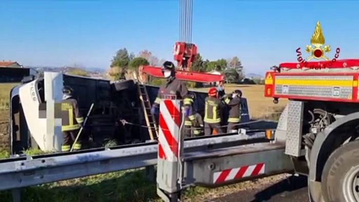 Video: Flüchtlingsbus in Italien verunglückt - eine Tote