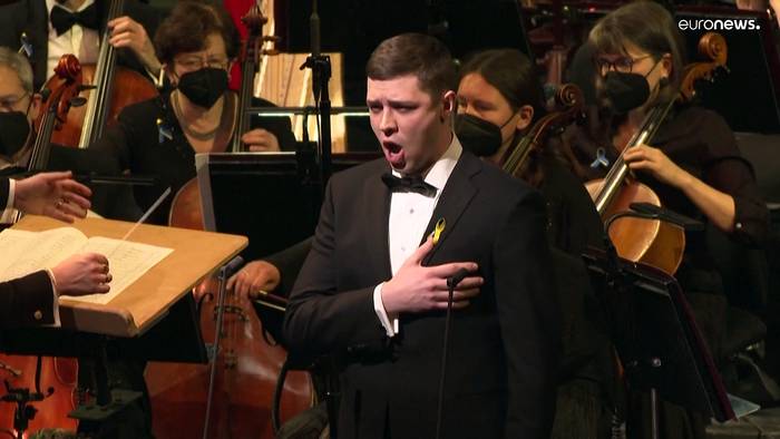 Video: Ukraine-Konzert Metropolitan Opera: UN-Botschafter mit Victory-Zeichen