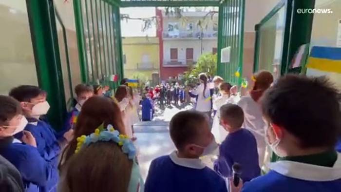 Video: Ukrainische Flüchtlingskinder gehen in Italien zur Schule