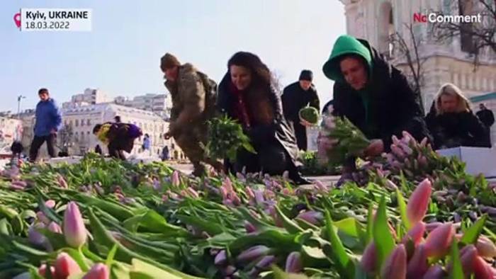 Video: Trotzige Kiewer feiern den Frühling mit  1,5 Millionen Tulpen