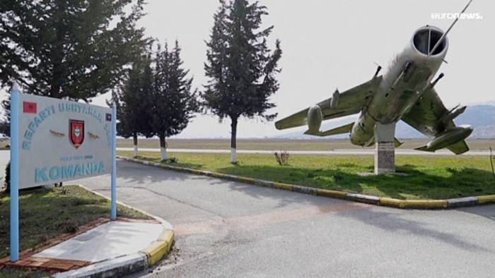Video: Große Pläne für Kuçova: Der alte Militärflughafen in Albanien soll zu NATO-Stützpunkt werden