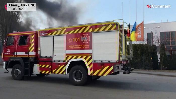 Video: Feuerwehr löscht nach Granateneinschlag Brand in Lagerhaus bei Kiew