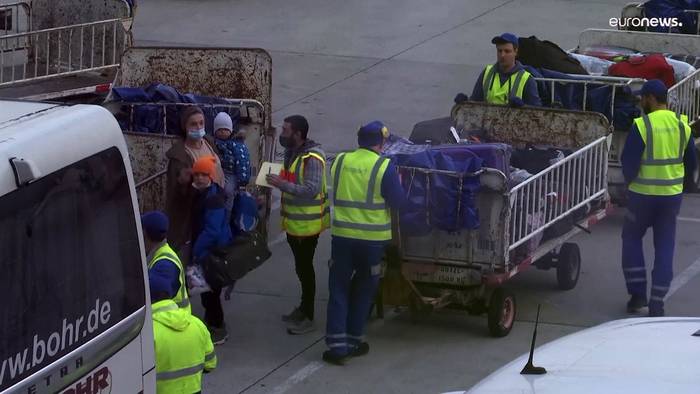 Video: Ukrainische Flüchtlinge aus Moldau in Frankfurt angekommen