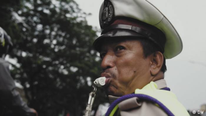 Video: Verkehrs-Retter in Djakarta