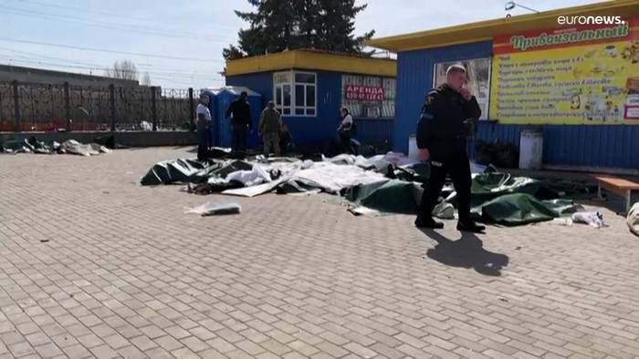 Video: Ostukraine: Tödlicher Raketenangriff auf Bahnhof in Kramatorsk