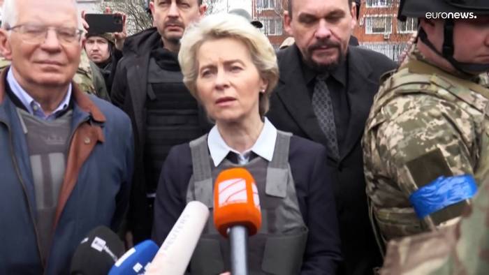Video: Ursula von der Leyen in Butscha in der Ukraine - Ort schlimmer Kriegsgräuel