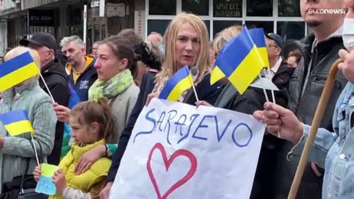 Video: Große Geste: Sarajewo denkt am Jahrestag der Belagerung der Stadt auch an die Ukraine