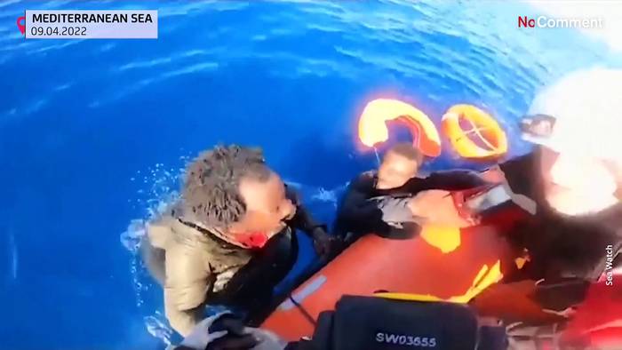 Video: Rettung im Mittelmeer: Schiff nimmt 205 Menschen an Bord
