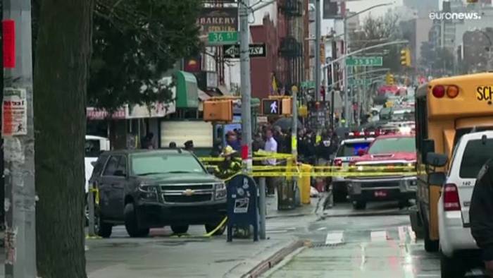 Video: Schießattacke in New Yorker U-Bahn: Polizei sucht nach 62-jährigem Mann