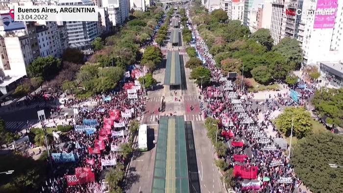 Video: In Argentinien protestieren Tausende für mehr Arbeitsplätze