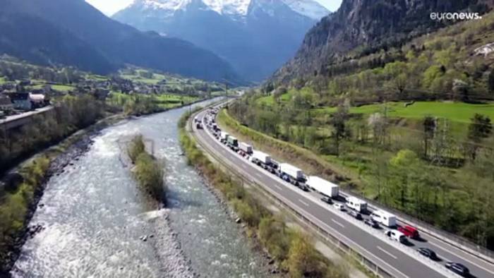 News video: Reiselust bringt Osterfrust: Riesenstau am Gotthard-Tunnel