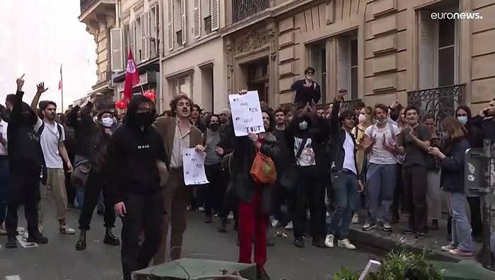 Video: Clash der Generationen? Protest in Paris: 