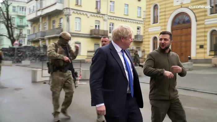 Video: Handreichung mit Folgen: Moskaus Bannstrahl trifft Boris Johnson