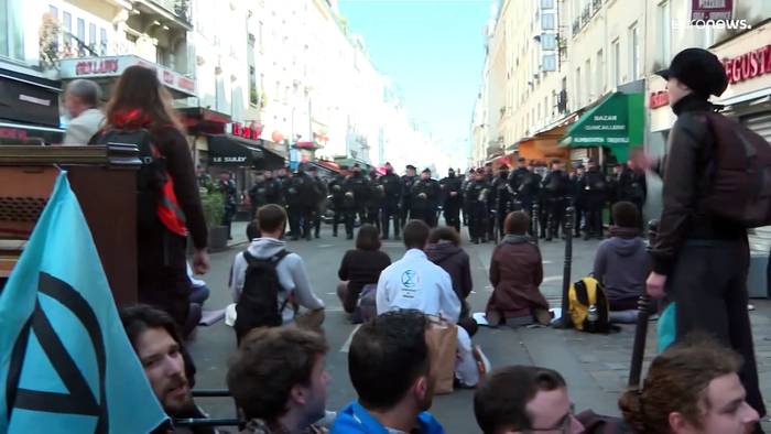 News video: Extinction Rebellion legt mit Heuballen Verkehr in Paris lahm