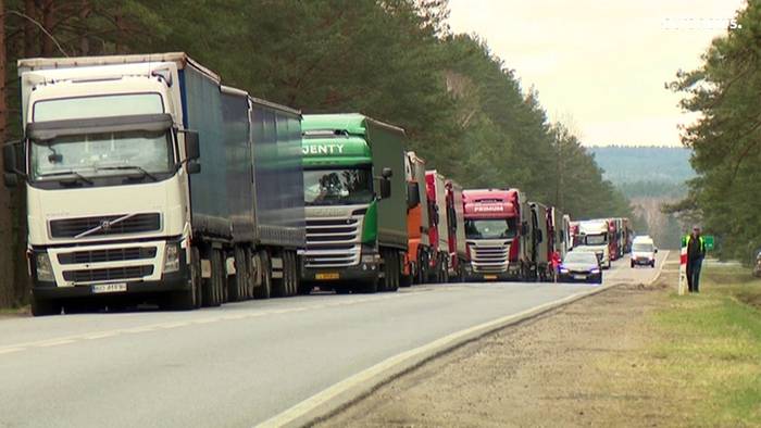 Video: Grenzen zu Belarus: Tausende Trucker verpassen Ultimatum zum Verlassen der EU