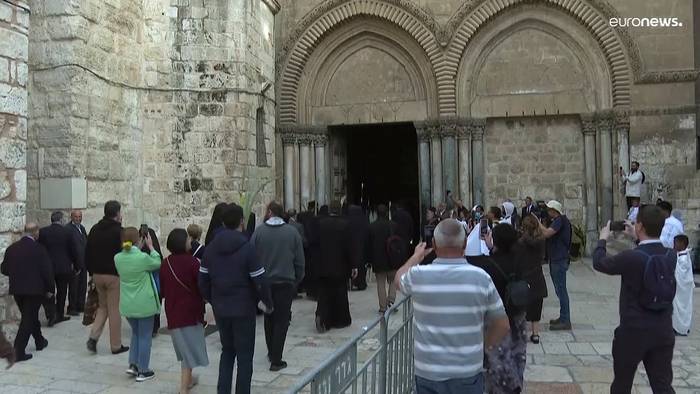 Video: Jerusalem offen für Ungeimpfte: Orthodoxe Christen feiern Ostermesse