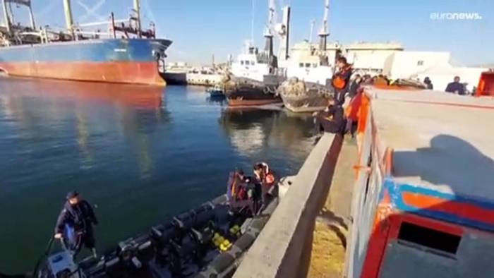 Video: Vor Tunesien gekenterter Tanker: 750 Tonnen Diesel sollen abgepumpt werden