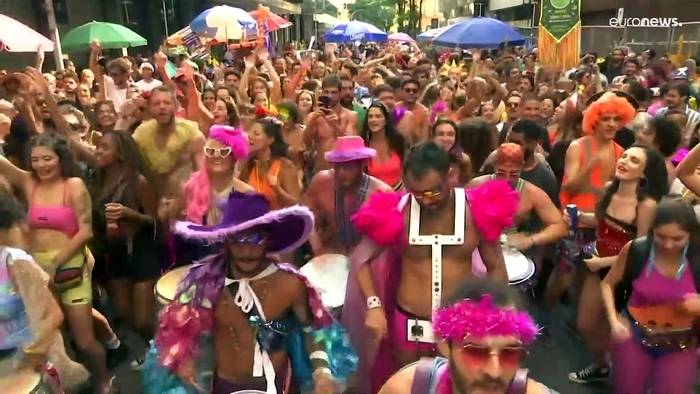 Video: Warmlaufen für Sambodrom-Party: Karnevalisten ziehen illegal durch Rio