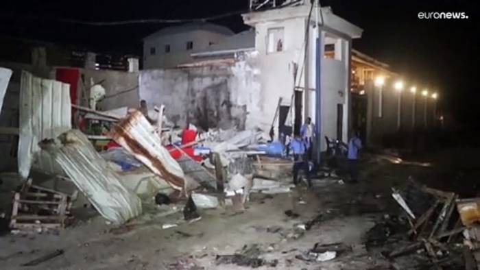 Video: Blutiger Anschlag auf Restaurant: Mindestens 8 Tote in Mogadischu