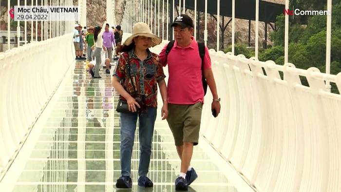 Video: Nichts für schwache Nerven: Vietnam eröffnet 150 Meter hohe Glasbrücke