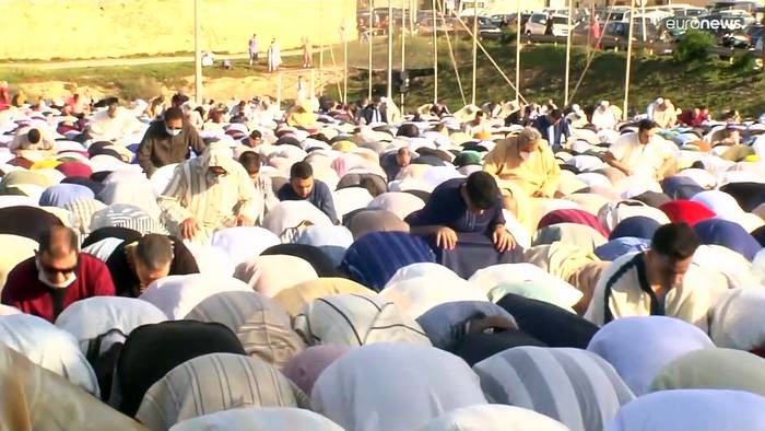 Video: Gebete, Süßes und Familie - mit Eid al-Fitr beendet Muslime den Fastenmonat Ramadan