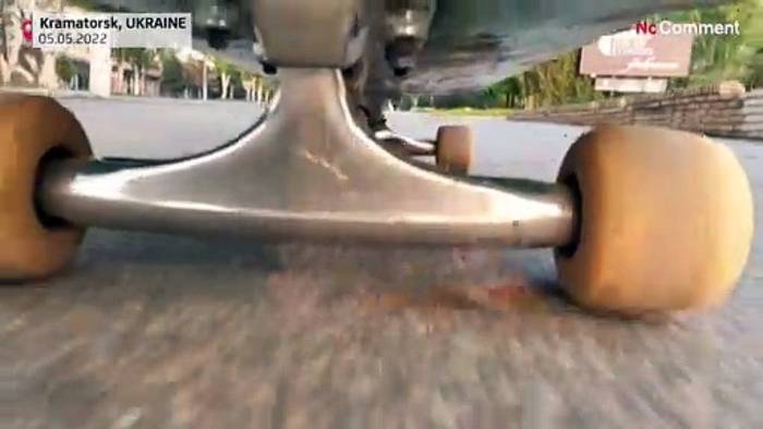 News video: Flips auf dem Friedensplatz: Skateboarder Roman (18) ist der König von Kramatorsk