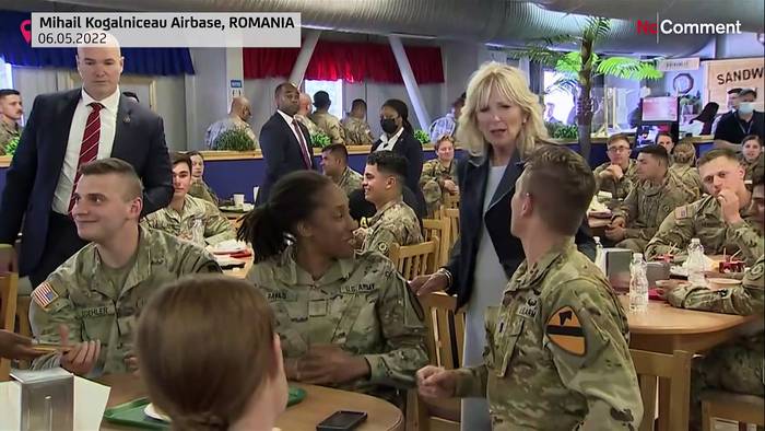 Video: Jill Biden auf Truppenbesuch: Applaus für die First Lady und die Ketchup-Flasche