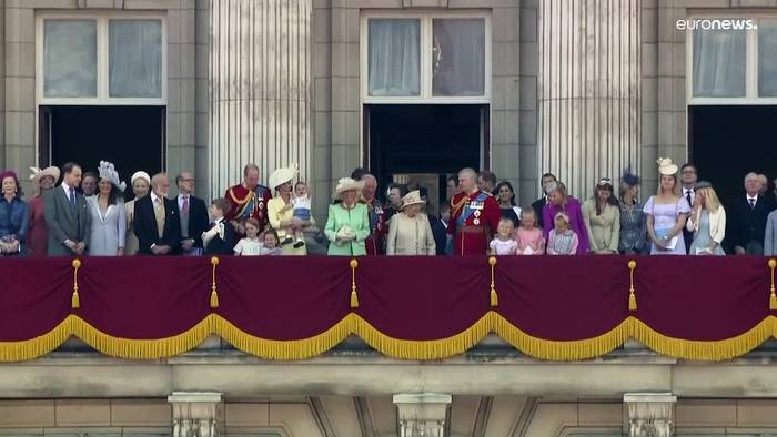 Video: 70. Queen-Jubiläum: Kein Platz auf royalem Balkon für Harry und Meghan