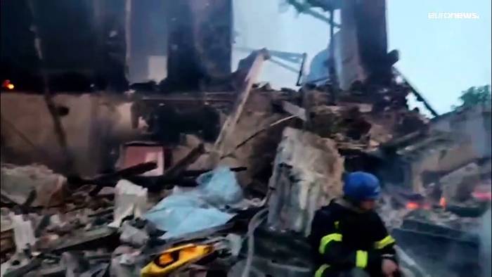 Video: Nach Luftangriff auf Schule in der Region Luhansk: Bis zu 60 Tote befürchtet