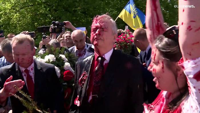 Video: Russischer Botschafter in Polen mit roter Farbe beworfen