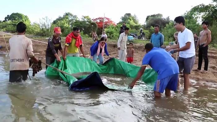 Video: Was  wiegt 180 Kilo und paddelt im Mekong?