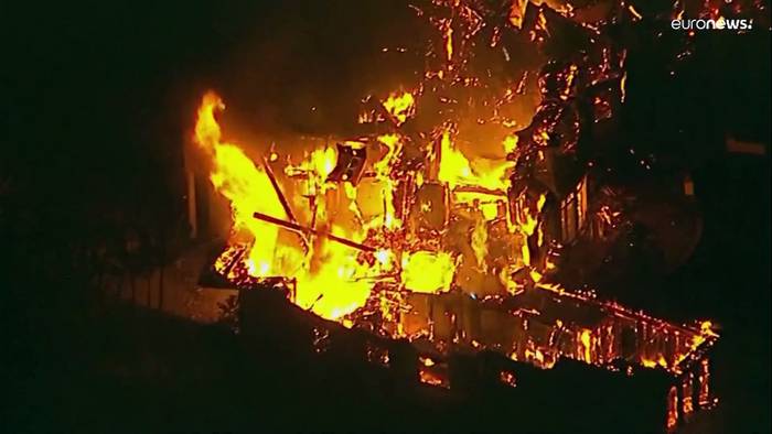 Video: Feuer in Kalifornien: 20 Villen in Orange County verbrannt