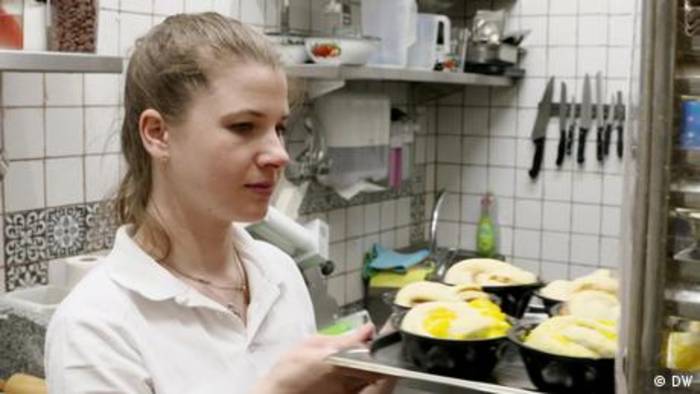 Video: Wie finden Ukrainerinnen Arbeit in Deutschland?