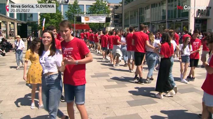 Video: Sloweniens Abiturienten nehmen traditionellen Quadrillen-Tanz wieder auf