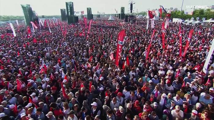 Video: Tausende protestieren in Istanbul: Türkische Oppositionelle Kaftancioglu muss für 5 Jahre in Haft