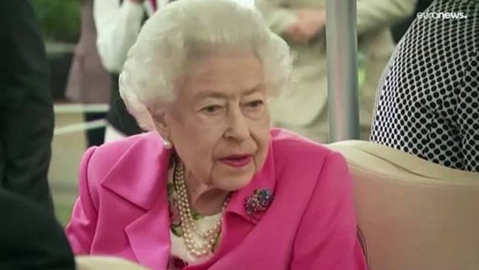 Video: Die Queen sattelt um: Golf-Buggy statt Gehhilfe