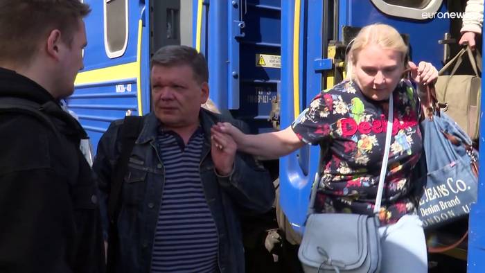 Video: Ein bißchen Normalität im Krieg: Charkiws U-Bahn nimmt ihren Betrieb wieder auf